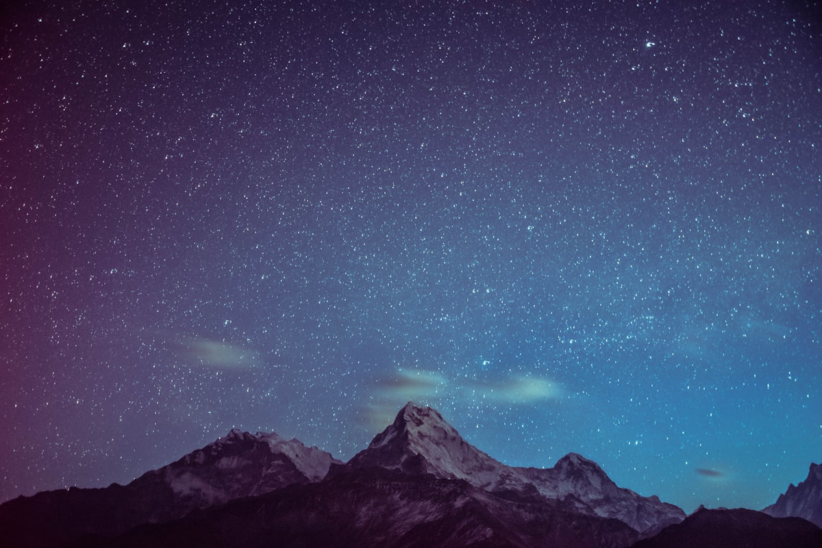 耳のスピリチュアルサインと心の変化を表す星空の写真