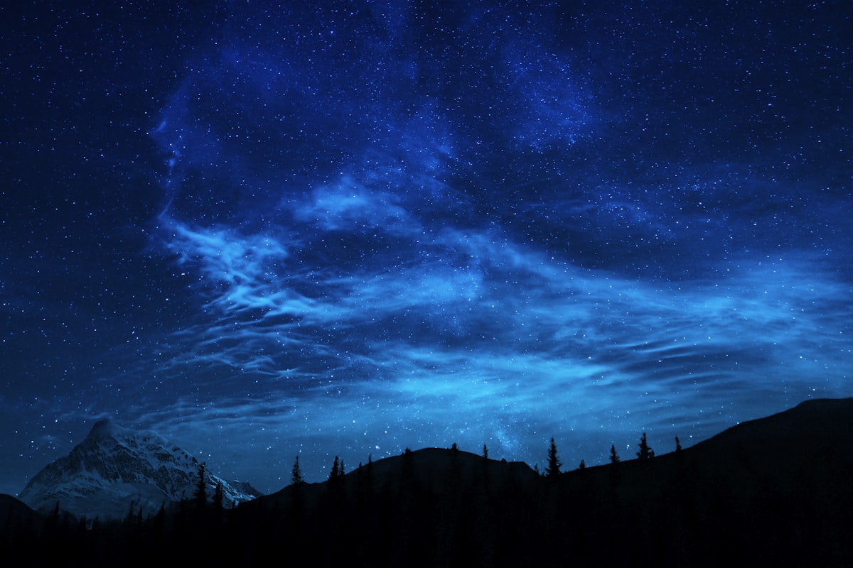 星空の夜、遠くの大切な人を想う耳が熱くなるスピリチュアルサイン