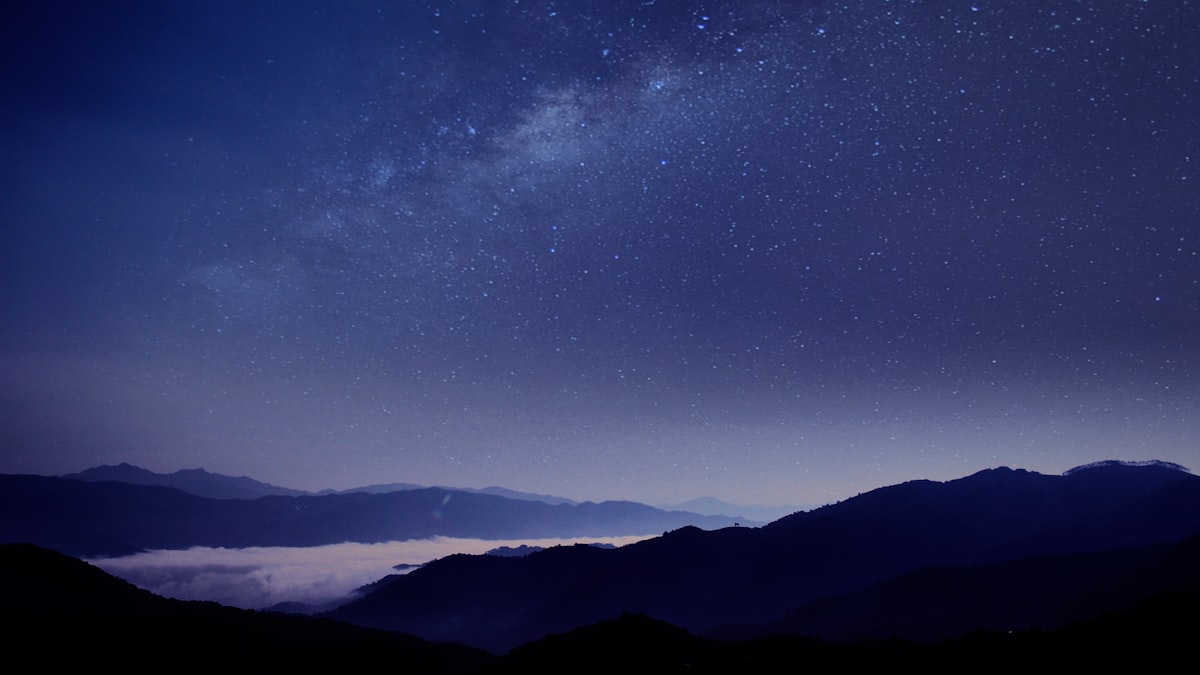 夜空と星が広がる幻想的な風景、スピリチュアルなサインをイメージした写真