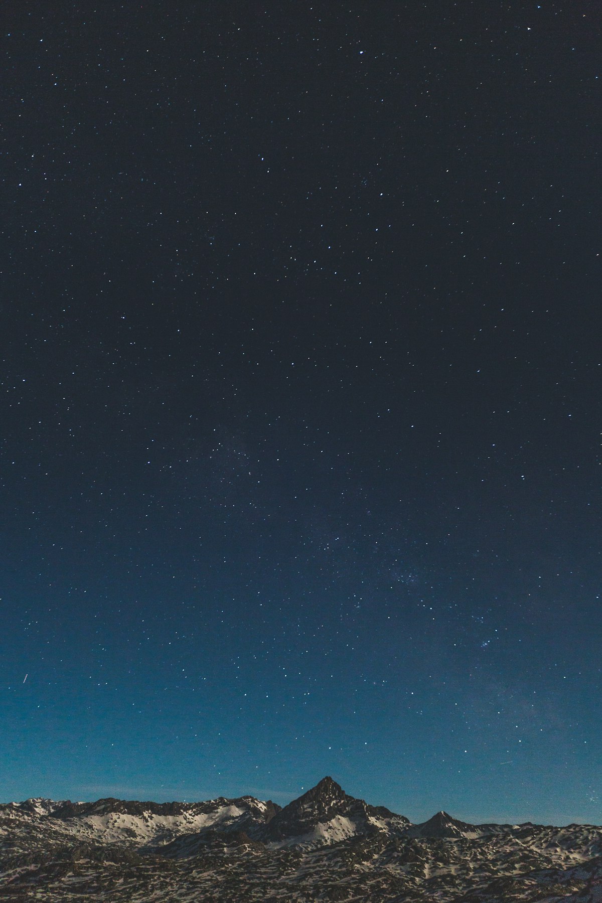 星空が広がる夜の湖畔