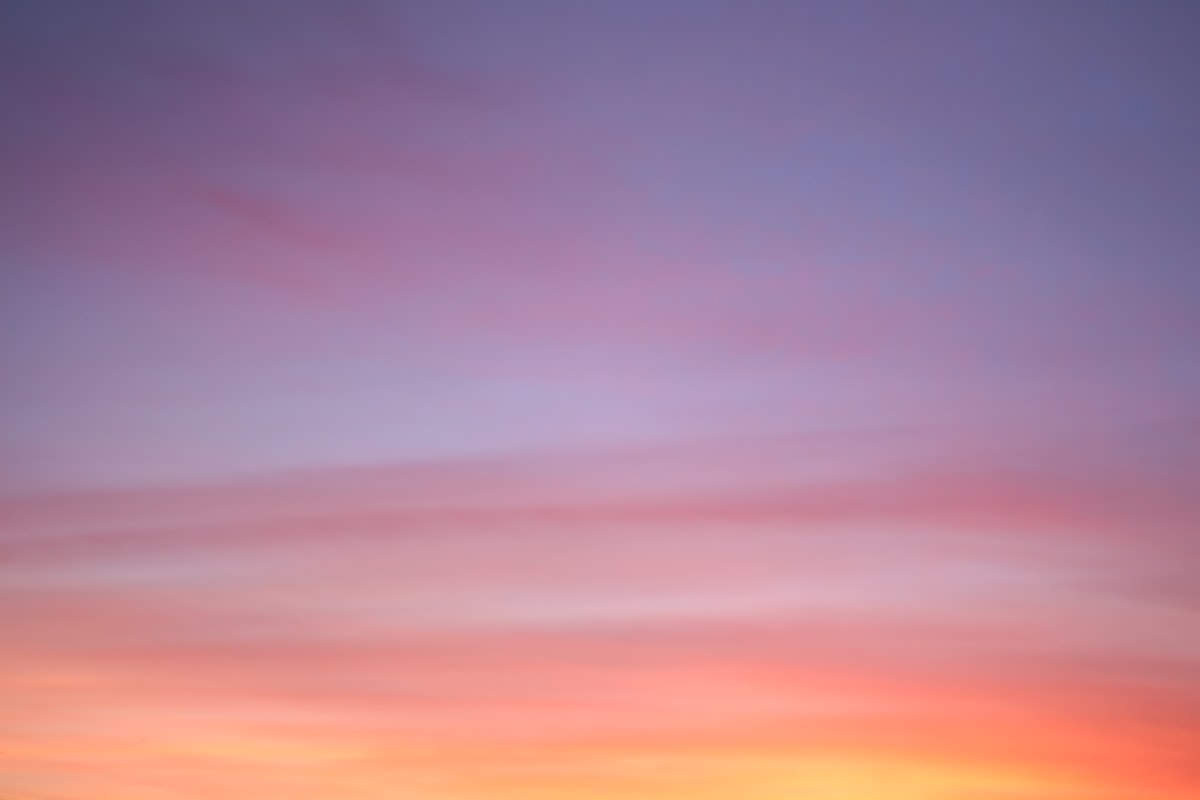 ピンクと紫の幻想的な夕焼け空、心の揺れをやさしく包むイメージ