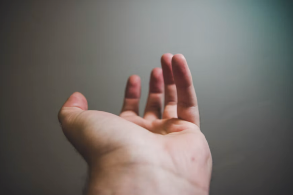 手相の結婚線を見るために手のひらを広げる様子