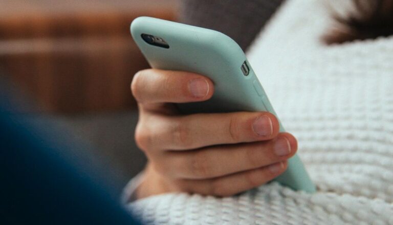 スマホでLINEの返信を考える女性、恋愛運が低い日の過ごし方